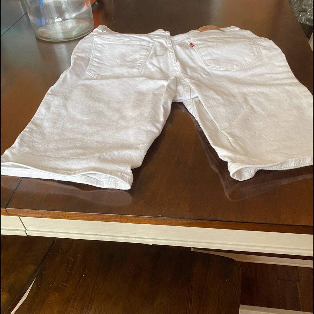 Women’s white Levi Bermuda shorts, size 10